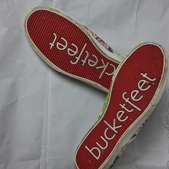 Bucketfeet Womens Size 8 slip on sneaker - Picture 5 of 5